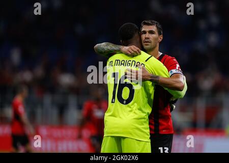 Mailand, Italien. September 2021. Alessio Romagnoli (AC Mailand) umarmt Mike Maignan (AC Mailand) während AC Mailand vs SS Lazio, Italienische Fußballserie A Spiel in Mailand, Italien, September 12 2021 Quelle: Independent Photo Agency/Alamy Live News Stockfoto