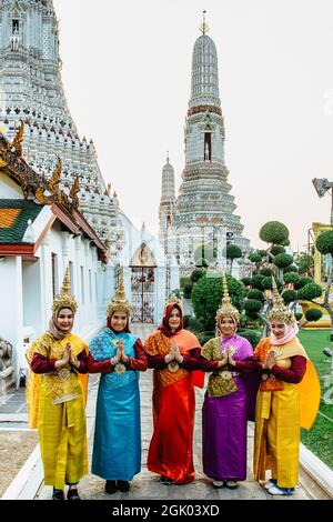 Bangkok, Thailand - Januar 16,2020. Schöne Thai Frauen in bunten traditionellen Kleid im buddhistischen Wat Arun Tempel.Kultur von Thailand, typische Costum Stockfoto