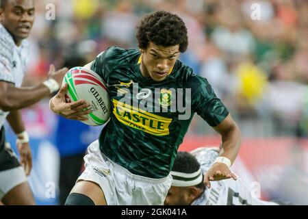 SINGAPUR-14. APRIL: Kurt-Lee Arendse aus dem südafrikanischen 7er-Team (grün) im Einsatz gegen das 7er-Team aus Fidschi (weiß) während des Cup-Finalspiels von HSBC World Rugby Singapore Sevens am 14. April 2019 im Nationalstadion in Singapur Stockfoto
