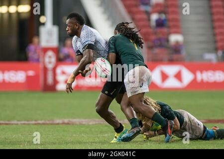 SINGAPUR-14. APRIL: Das südafrikanische 7er-Team (grün) spielt beim Cup-Finale von HSBC World Rugby Singapore Sevens am 14. April 2019 im Nationalstadion in Singapur gegen das fidschianische 7er-Team (weiß) Stockfoto