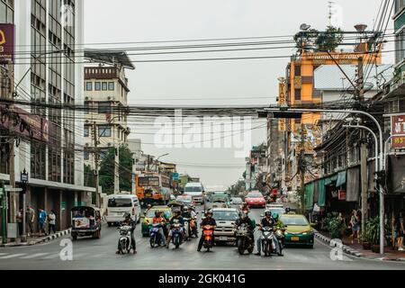 Bangkok, Thailand - 17,2020. Januar.belebte Straße in Chinatown, Kreuzung mit Autos, Bussen, Motorrädern, People.Morning Traffic.Thai überfüllten Transport Stockfoto