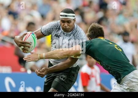 SINGAPUR-APRIL 14: Fidschi-7s-Team (weiß spielt gegen südafrikanische 7s-Team (grün) während des Cup-Finalspiels von HSBC World Rugby Singapore Sevens am 14. April 2019 im Nationalstadion in Singapur Stockfoto