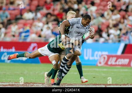 SINGAPUR-APRIL 14: Fidschi-7s-Team (weiß spielt gegen südafrikanische 7s-Team (grün) während des Cup-Finalspiels von HSBC World Rugby Singapore Sevens am 14. April 2019 im Nationalstadion in Singapur Stockfoto