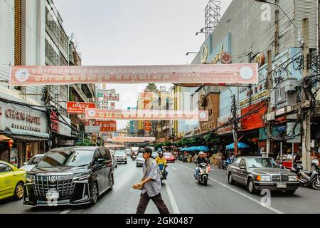 Bangkok, Thailand - 17,2020. Januar.geschäftige Straße in Chinatown.Morgenverkehr an der Yaowarat Road, Bewegung verschwimmen Menschen.Thai überfüllten Transport, Neon Stockfoto