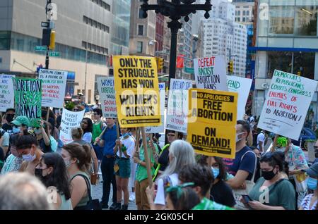 Während der „Free, Safe and Legal Abtreibung on Demand“-Kundgebung am 12. September 2021 auf dem Union Square, New York City, werden Demonstranten mit Transparenten beobachtet. Stockfoto