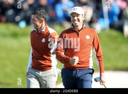 Datei-Foto vom 29-09-2018 von Sergio Garcia, Team Europe, feiert sein Birdie am 11. Mit Rory McIlroy, Team Europe, während des Fourballs-Spiels am zweiten Tag des Ryder Cups im Le Golf National, Saint-Quentin-en-Yvelines, Paris. Ausgabedatum: Sonntag, 12. September 2021. Stockfoto