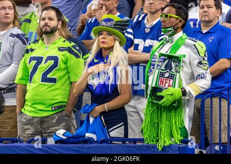 Indianapolis, Indiana, USA. September 2021. Seattle Seahawks Fans beim Spiel zwischen den Seattle Seahawks und den Indianapolis Colts im Lucas Oil Stadium, Indianapolis, Indiana. (Bild: © Scott Stuart/ZUMA Press Wire) Bild: ZUMA Press, Inc./Alamy Live News Stockfoto