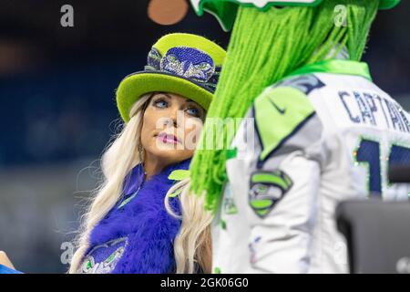 Indianapolis, Indiana, USA. September 2021. Seattle Seahawks Fans, die an dem Spiel zwischen den Seattle Seahawks und den Indianapolis Colts im Lucas Oil Stadium, Indianapolis, Indiana, teilnehmen. (Bild: © Scott Stuart/ZUMA Press Wire) Bild: ZUMA Press, Inc./Alamy Live News Stockfoto