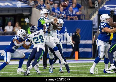 Indianapolis, Indiana, USA. September 2021. Indianapolis Colts Quarterback Carson Wentz (2) spielt im Spiel zwischen den Seattle Seahawks und den Indianapolis Colts im Lucas Oil Stadium, Indianapolis, Indiana, unter Druck. (Bild: © Scott Stuart/ZUMA Press Wire) Bild: ZUMA Press, Inc./Alamy Live News Stockfoto