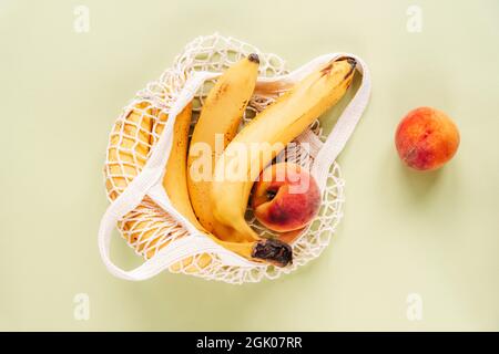 Frische reife Früchte in einem Saitenbeutel. Null-Abfall-Konzept, gesunde Ernährung. Draufsicht, flach liegend. Stockfoto