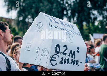 Amsterdam, Niederlande - 12. September 2021: Studenten protestieren gegen die Krise des Wohnungsmangels auf dem überhitzten niederländischen Markt Stockfoto