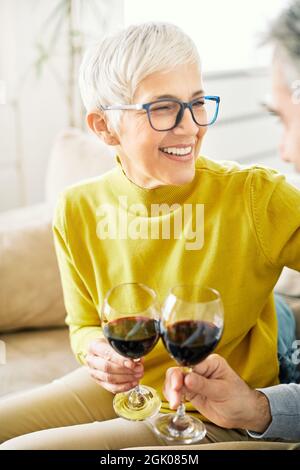 Ältere Frau trinkt Wein Toast Happy Love Glas Stockfoto