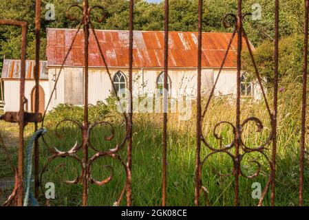 Die Kirche aus vorgefertigtem Wellblech oder Zinn, die von hellem Abendlicht in Torrisdale in einem Gebiet, das allgemein als Skerray in der Nähe der NC500 bezeichnet wird, beleuchtet wird. Stockfoto