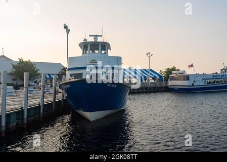 St. Ignace, MI - 14. Juli 2021: Shepler's Ferry dockte am 14. Juli 2021 in St. Ignace, MI an. Stockfoto