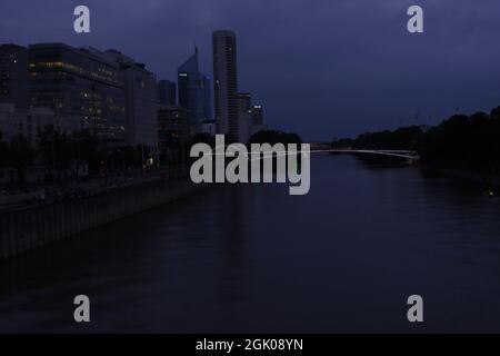 Passerelle de Puteaux et la Defense Stockfoto