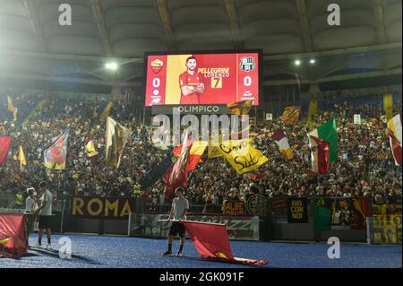 Rom, Italien. September 2021. Unterstützer AS Roma in Aktion während der Italienischen Fußball-Liga Ein Spiel von 2021/2022 zwischen AS Roma und US Sassuolo im Olimpic Stadium in Rom. Kredit: Unabhängige Fotoagentur/Alamy Live Nachrichten Stockfoto