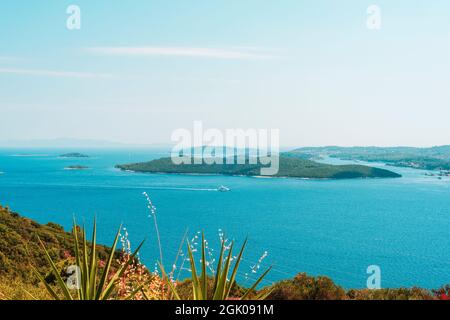 Schöner Blick auf das blaue Meer mit Inseln und klarem Himmel. Konzept für Sommerferien. Stockfoto