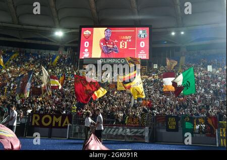 Rom, Italien. September 2021. Unterstützer AS Roma in Aktion während der Italienischen Fußball-Liga Ein Spiel von 2021/2022 zwischen AS Roma und US Sassuolo im Olimpic Stadium in Rom. Kredit: Unabhängige Fotoagentur/Alamy Live Nachrichten Stockfoto