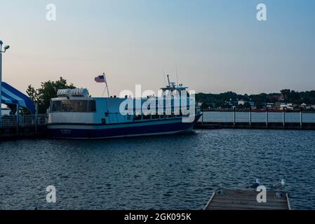 St. Ignace, MI - 14. Juli 2021: Shepler's Ferry dockte am 14. Juli 2021 in St. Ignace, MI an. Stockfoto