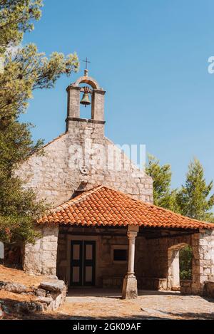 Kleine Kirche von St. Lovro in der Stadt von Orebic, Halbinsel Peljesac, Kroatien. Stockfoto