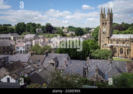 Blick über die Dächer von Tideswell auf die Kirche St. John the Baptist, Peak District National Park, Derbyshire Stockfoto