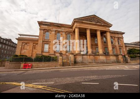 Sheriff Court. Liegt am nördlichen Ufer des Firth of Tay Dundee ist die viertgrößte Stadt in Schottland, und der ersten britische UNESCO City of Design. Stockfoto