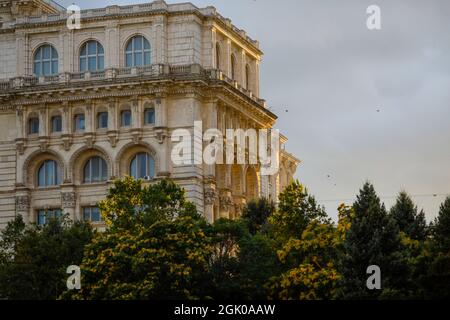 Bukarest, Rumänien - 2. September 2021: Der Palast des Parlaments in Bukarest bei Sonnenuntergang. Stockfoto