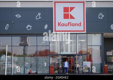 Bukarest, Rumänien - 4. September 2021: Kaufland Supermarkt in Bukarest. Stockfoto