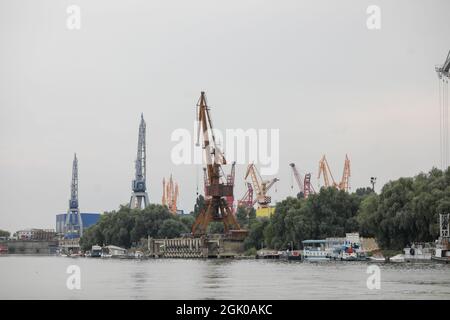 Braila, Rumänien - 26. August 2021: Details zu Kränen und Schiffen in der Werft und an den Docks des Hafens von Braila. Stockfoto