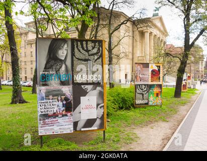 POZNAN, POLEN - 14. Apr 2017: Werbetafeln mit Plakaten verschiedener Künstler in der Nähe des Grand Theatre Gebäudes im Stadtzentrum. Stockfoto