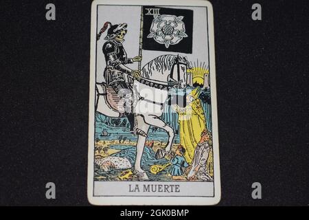 Tarot-Kartennummer 13 steht für den Tod in großen Arcana-Tarot-Karten auf schwarzem Hintergrund. Stockfoto