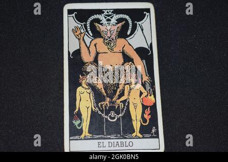 Tarot-Kartennummer 15 stellt den TEUFEL auf den Tarot-Karten der großen Arcana auf schwarzem Hintergrund dar. Stockfoto