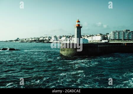 Blick auf den atlantischen Leuchtturm (Farolim de Felgueiras) in Porto, Portugal. Stockfoto