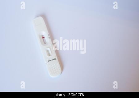 COVID-19 AG Testkassette für Selbsttests auf weißem Hintergrund. Corona-Virus-Diagnose. Stockfoto