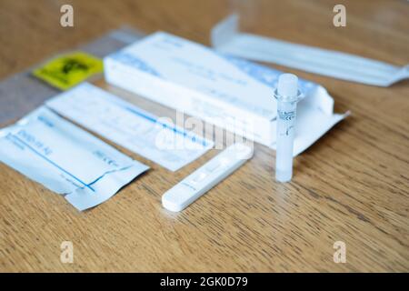 COVID-19 AG Testkit für Selbsttests. Stockfoto