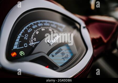 Korfu, Griechenland - September 2021. Armaturenbrett von modernen Motorrad oder Roller Vespa in roter Farbe. Nahaufnahme. Moped, Transportmodus, Geschwindigkeitskonzept. Stockfoto