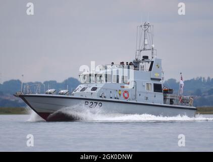 12/09/2021 Gravesend UK. Das belgische Küstenpatrouillenschiff BNS Pollux (P902) führt eine Flottille der Royal Navy Archer Class Patrouillenboote HMS Blazer (P229), HM Stockfoto