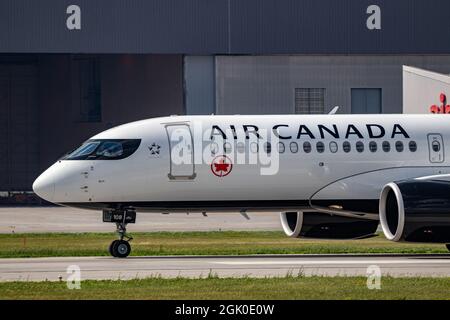 Montreal, Quebec, Kanada - 07 06 2021: Air Canada Airbus A220 landet in Montreal. Registrierung C-GJYC. Stockfoto