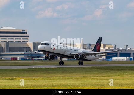 Montreal, Quebec, Kanada - 07 06 2021: Air Canada Airbus A321-200 fliegt von Montreal ab. Registrierung C-FLKX Stockfoto