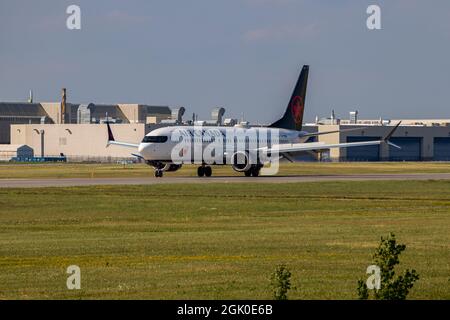 Montreal, Quebec, Kanada - 07 06 2021: Air Canada Boeing 737 Max8 landet in Montreal. Registrierung C-FSDB. Stockfoto