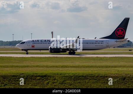 Montreal, Quebec, Kanada - 07 06 2021: Air Canada Boeing 737 Max8 landet in Montreal. Registrierung C-FSDB. Stockfoto