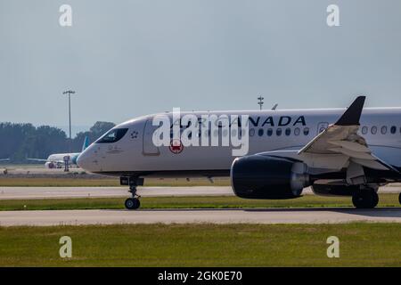 Montreal, Quebec, Kanada - 07 06 2021: Die erste Landung der Air Canada A220 in Montreal. Registrierung C-GROV. Stockfoto