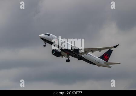 Montreal, Quebec, Kanada - 07 06 2021: Air Canada nimmt an einem bewölkten Sommertag von CYUL, dem internationalen Flughafen von Montreal, ab. Stockfoto
