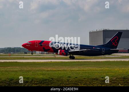 Montreal, Quebec, Kanada - 07 06 2021: OWG 737-400 ab Montreal. OWG ist die Ferienfluggesellschaft von Nolinor. Registrierung C-GGWV. Stockfoto