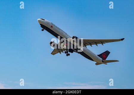 Montreal, Quebec, Kanada - 07 06 2021: Air Canada A330-300 fliegt von Montreal ab. Stockfoto