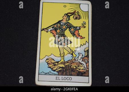 Tarot-Kartennummer 0 steht für DEN NARREN in den Tarot-Karten der großen Arcana auf schwarzem Hintergrund. Stockfoto