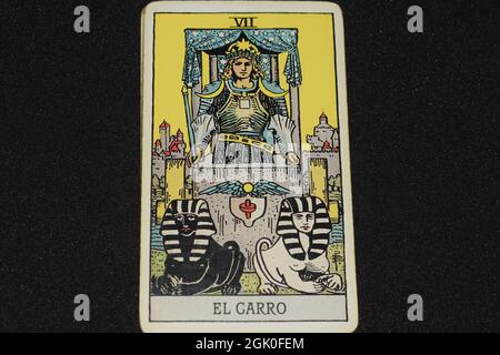 Die Tarot-Kartennummer 7 stellt den WAGEN auf den Tarot-Karten der großen Arcana auf schwarzem Hintergrund dar. Stockfoto