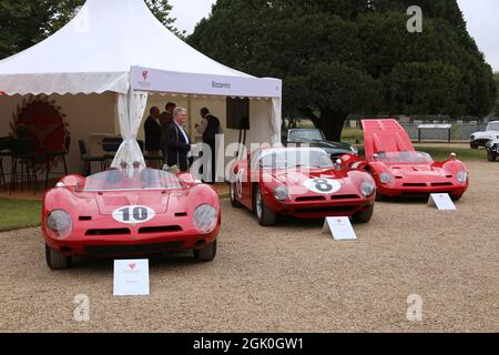 Bizzarrini 5300 GT Strada (Mitte) und zwei P538s, Messestand, Concours of Elegance 2021, Hampton Court Palace, London, Großbritannien, Europa Stockfoto