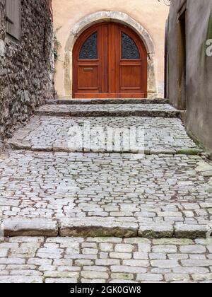 Schmale Gasse in der mittelalterlichen Stadt Schwäbisch Hall in Deutschland Stockfoto