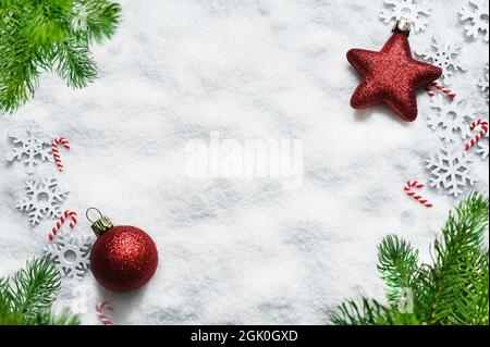 Tannenzweig mit weihnachtlichen Dekorationen auf weißem Hintergrund. Urlaubskonzept. Stockfoto